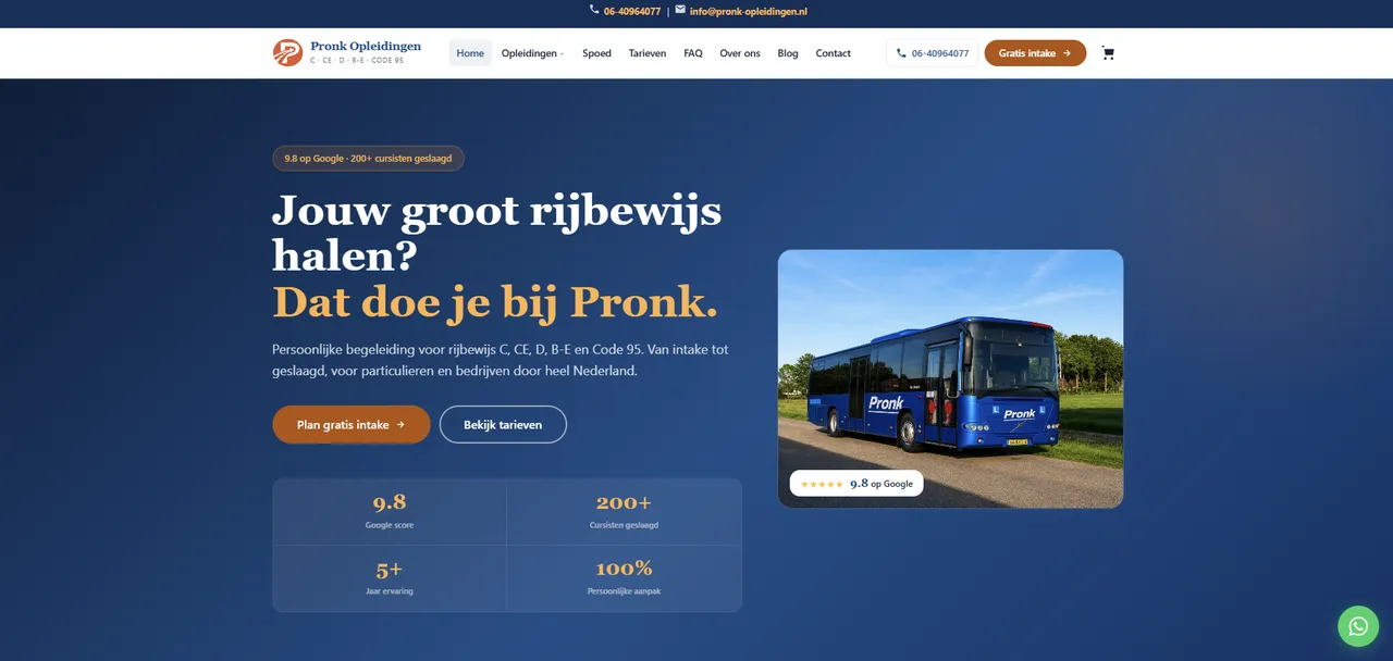 Homepage van pronk-opleidingen.nl: donkerblauwe hero met de kop Jouw groot rijbewijs halen en een bus van Pronk